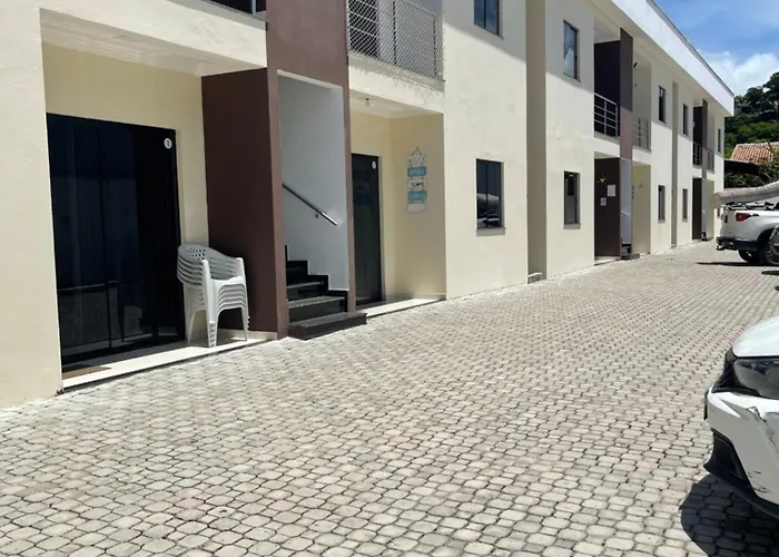 Apartamento com dois quartos, uma suíte na Praia de Taperapuã Porto Seguro