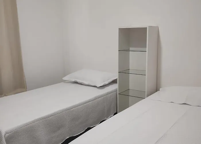 Apartamento com dois quartos, uma suíte na Praia de Taperapuã Porto Seguro